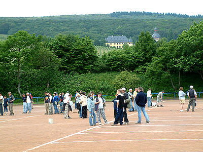 Boule vor prächtiger Kulisse