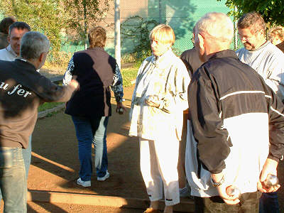 Aufmerksam hören die Teilnehmer zu