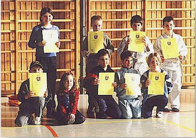 Die Kinder mit ihren Urkunden